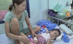 Bé gái ở Kon Tum bị chó nhà nuôi cắn hàng chục vết quanh cổ qua cơn nguy kịch
