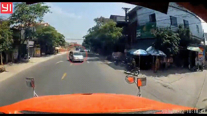 Video: Container phanh cháy lốp, đánh lái khẩn cấp tránh ôtô con sang đường đột ngột