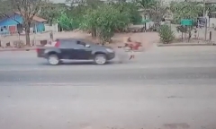 Video: Bị ô tô tông văng 6m, bé gái 5 tuổi tự đứng dậy, thoát chết thần kỳ