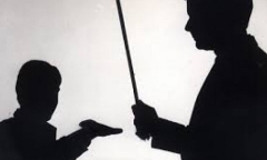 Một học sinh bị đánh vì... chào thầy giáo bằng Tiếng Anh