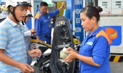 Giá xăng giảm 708 đồng, gấp 10 mức giảm kỳ trước
