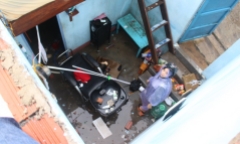 Hàng trăm mái nhà ở Nam, Trung bộ bị tốc mái