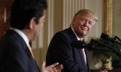 Vì sao không đeo tai nghe phiên dịch, Donald Trump vẫn hiểu ông Abe nói gì?