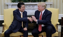 Tổng thống Donald Trump khen Thủ tướng Shinzo Abe tay khoẻ
