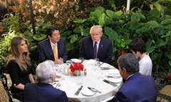 Tổng thống Donald Trump mời Thủ tướng Shinzo Abe ăn tối tại khu nghỉ dưỡng
