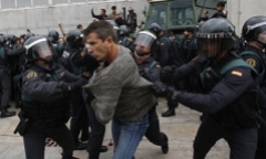 Cảnh sát Tây Ban Nha đụng độ người bỏ phiếu ở Catalonia, 337 người bị thương