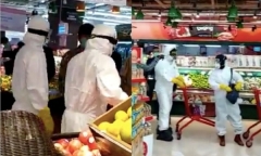 Dân mạng phẫn nộ trước cảnh 2 người dân mặc đồ bảo hộ đi siêu thị trong khi bác sĩ thiếu thốn