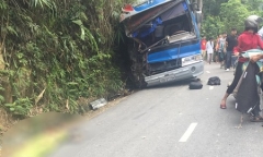 Xe chở học sinh đi du lịch đâm vào vách núi, 6 người thương vong