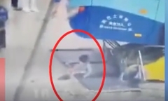 Video: Xe buýt mất lái đâm thẳng vào khu vực chờ của hành khách, bé gái thoát chết thần kỳ