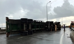 Tin tức tai nạn giao thông mới nhất hôm nay 18/7/2019: Xe container lật trên đường dẫn cao tốc