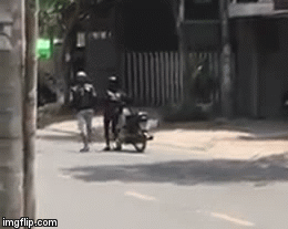 Video: Nam thanh niên để bạn gái dắt xe máy dưới trời nắng khiến dân mạng ngán ngẩm