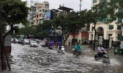 Hà Nội mưa giông như trút, người dân “bơi” trong 
