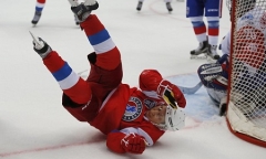 24h qua ảnh: Tổng thống Nga trượt ngã khi chơi hockey