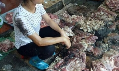 Người phụ nữ kể lại việc bị hắt dầu luyn trộn chất thải chỉ vì bán thịt lợn giá rẻ 