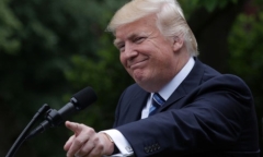 Tổng thống Trump thừa nhận đã 3 lần hỏi Comey liệu mình có bị FBI điều tra
