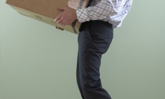 Cách nâng vật nặng đúng cách để bảo vệ cột sống