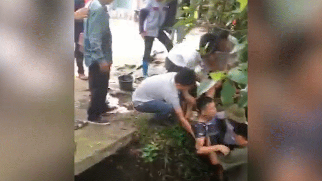 Video: Nghẹt thở giải cứu tài xế mắc kẹt trong ô tô lật phơi bụng dưới rãnh nước