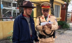 CSGT Hà Nội giúp cụ già hơn 80 tuổi đi lạc về với gia đình