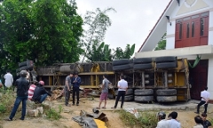 Xe containe lao vào nhà dân, 2 tài xế mắc kẹt trong cabin