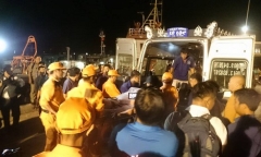 Vụ 9 người mất tích: Đưa thi thể thuyền viên đầu tiên vào bờ