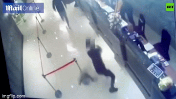 Video: Mâu thuẫn tiền bạc, hai đối tượng thả 1.000 con gián vào nhà hàng rồi bỏ chạy