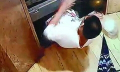 Bé trai bước vào thang máy rồi đột ngột