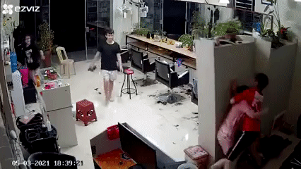 Đôi tình nhân lén lút ôm nhau sau tủ mỹ phẩm rồi gặp