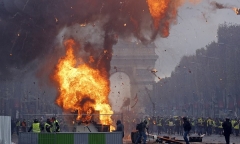 Thủ đô Paris: 8.000 người tràn xuống đường, biểu tình biến thành bạo loạn