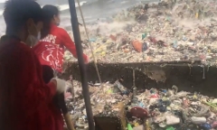 Đường phố thủ đô Philippines tràn ngập rác do sóng biển đưa vào