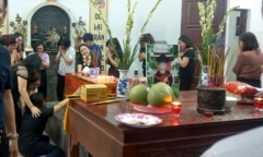 Xót xa đám tang trong đêm của cháu bé 6 tuổi bị bỏ quên trên xe