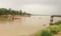 Giữa đêm, tàu chở cát đâm gãy đôi cầu bắc qua sông Yên