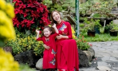 Elly Trần cùng con gái Cadie Mộc Trà diện áo dài đôi du Xuân