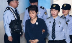 Cựu Tổng thống Park Geun-hye lần đầu hầu tòa cùng người bạn thân