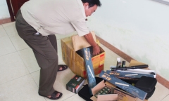 Bắt giữ lô roi điện, súng điện trên xe khách Bắc – Nam