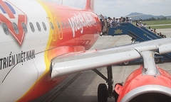 Phát hiện vết cắt ở lốp máy bay trước khi cất cánh