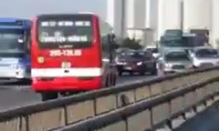 Video: Xe khách chạy ngược chiều với tốc độ cao trên đường vành đai 3