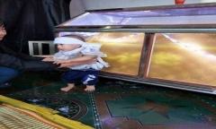 Bố chết, mẹ bỏ đi, bé trai chưa đầy tuổi ngằn ngặt khát sữa