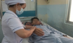 Sai lầm nghiêm trọng khi uống thuốc hạ sốt, bao tử thanh niên chảy máu ồ ạt