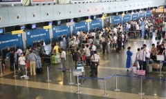 Hành khách ném thùng carton vào mặt nhân viên ở sân bay Nội Bài