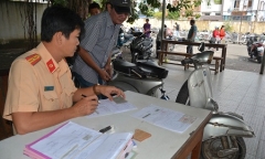Người dân ồ ạt đi đăng ký xe trước ngày xử phạt xe không chính chủ