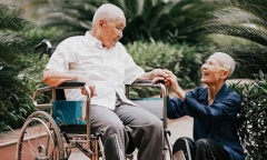 Chuyện tình cảm động sau bộ ảnh kỷ niệm 65 năm ngày cưới bên xe lăn