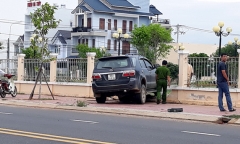 Tài xế bất ngờ tông thẳng ôtô vào người đứng trên vỉa hè rồi bỏ trốn