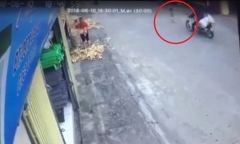Video: Thót tim cảnh em bé băng qua đường suýt bị xe máy tông trúng