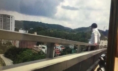 Video: Ngăn cản nam thanh niên nghĩ quẩn ngồi trên cầu Bãi Cháy đòi tự tử
