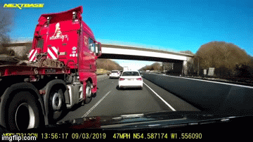 Video: Tạt đầu ẩu, ô tô bị container đâm xoay 2 vòng trên cao tốc