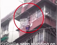 Video: Thót tim cảnh bé gái giữ tay em trai lơ lửng ngoài ban công suốt 20 phút