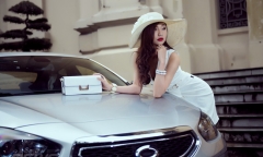 Mercedes-Benz C63 AMG “chết lặng” bên chân dài diện bikini