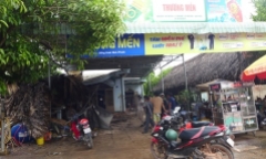 Ôtô mất phanh lao thẳng vào quán cà phê, nhiều người hoảng loạn
