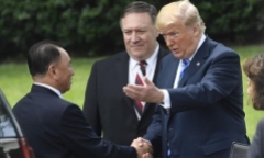 Video ông Trump tiễn đặc phái viên của ông Kim Jong-un ra tận cửa xe