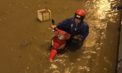 TP. HCM: Mưa lớn làm đường Nguyễn Hữu Cảnh ngập sâu trong biển nước